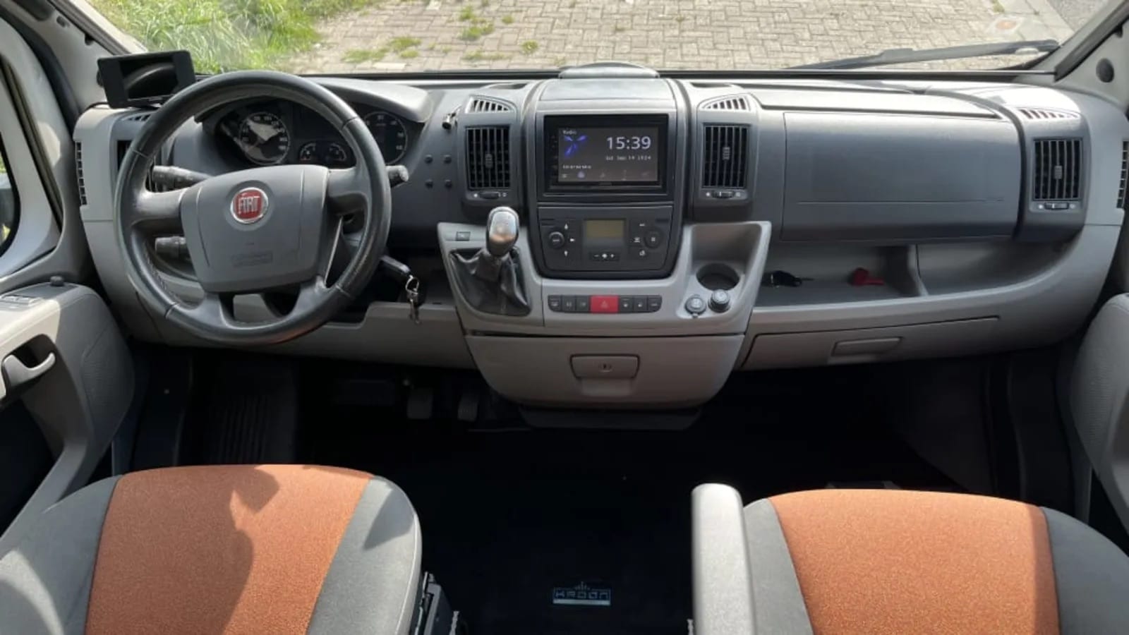Cockpit van de camper met stuur en bediening voor vertrek.