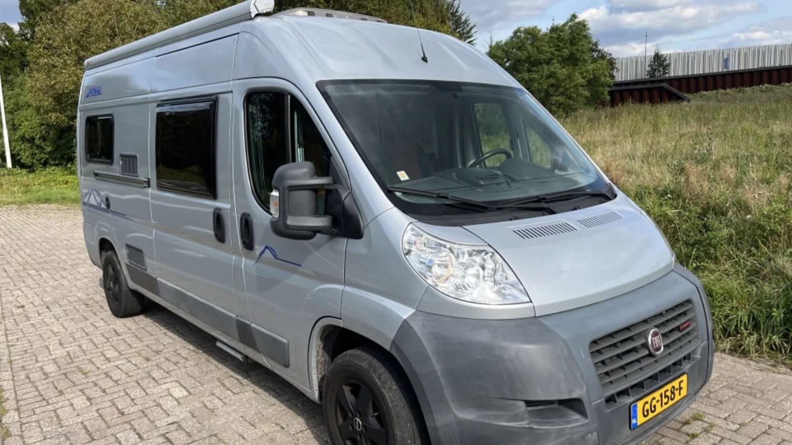 Camperplek controleren voor vertrek.