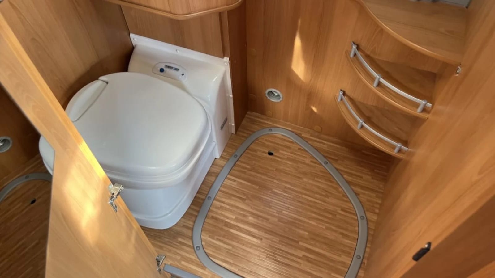 Badkamer met chemisch toilet in de camper.