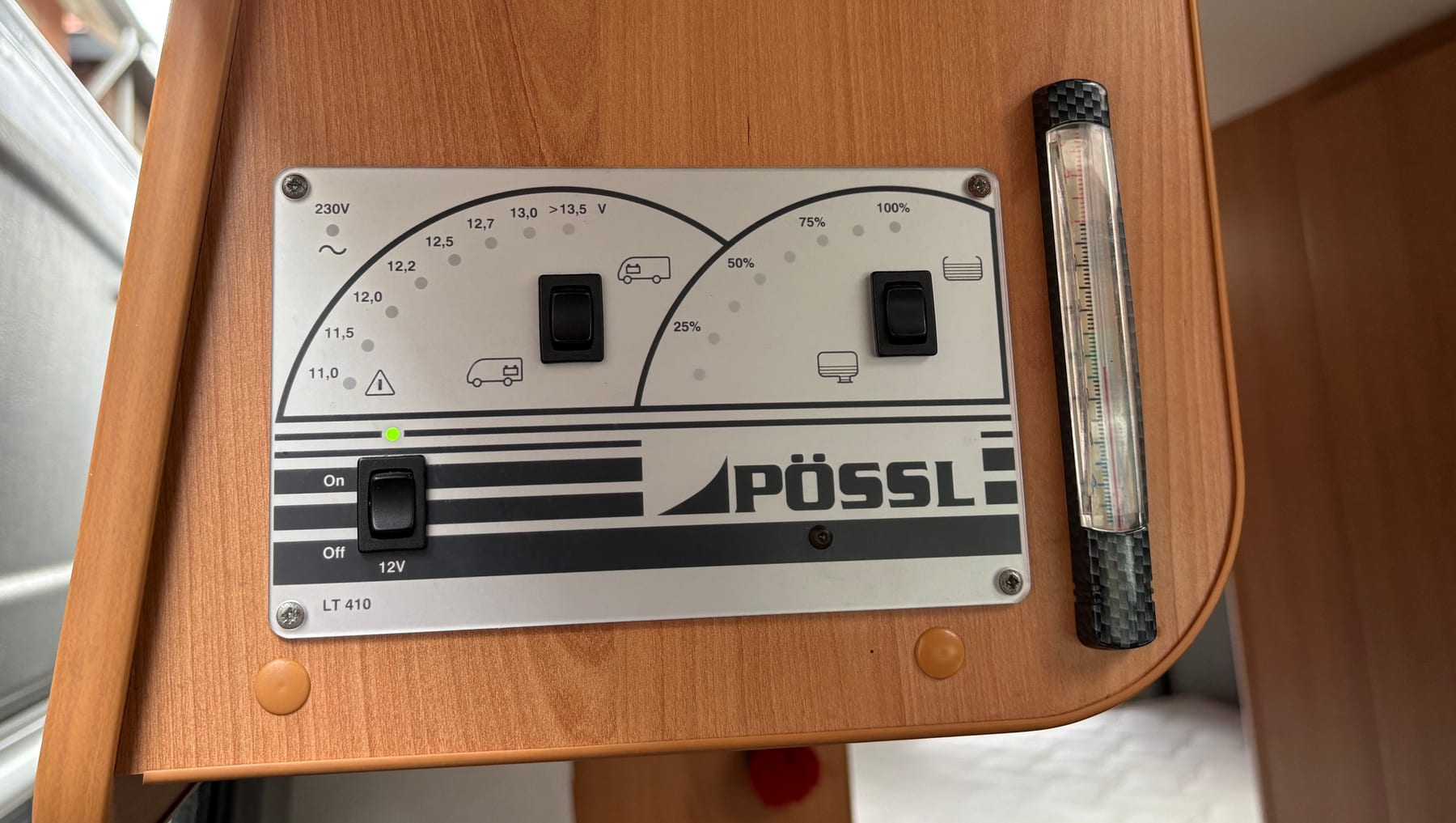 Controlepaneel voor 12V, walstroom, accu en watertank.