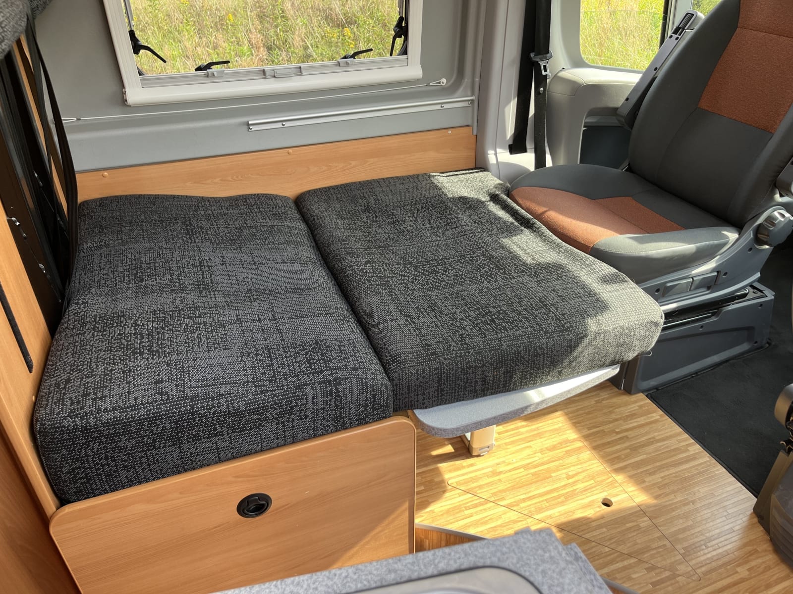 Dinettebed in uitgeklapte stand.