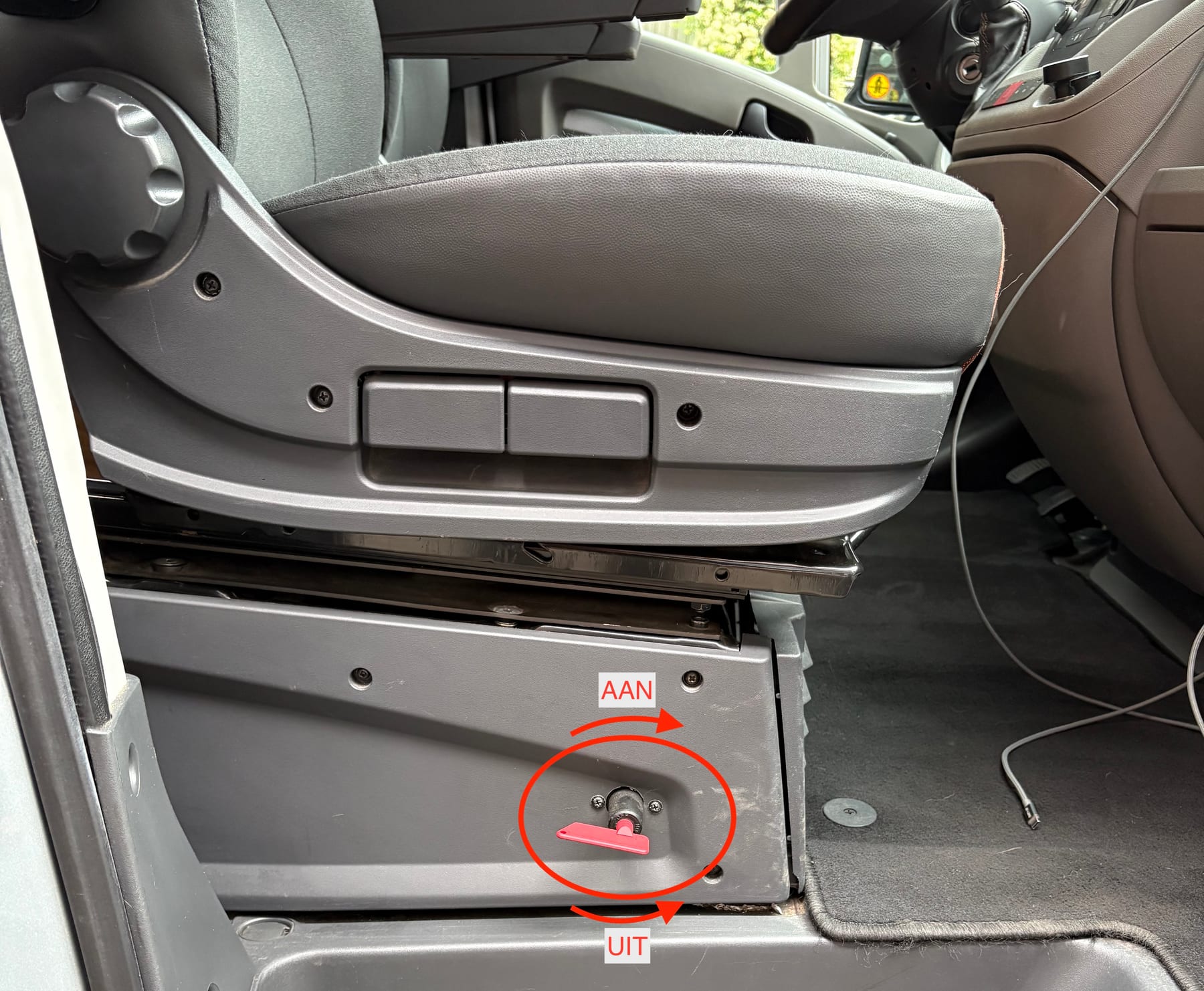 Rode omvormersleutel in het aan-uit slot bij de bijrijdersstoel.