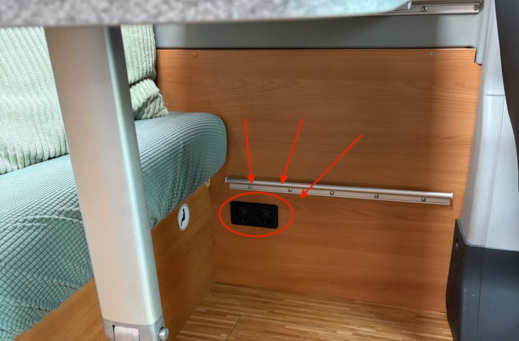 Twee stopcontacten onder de tafel die via de omvormer werken.
