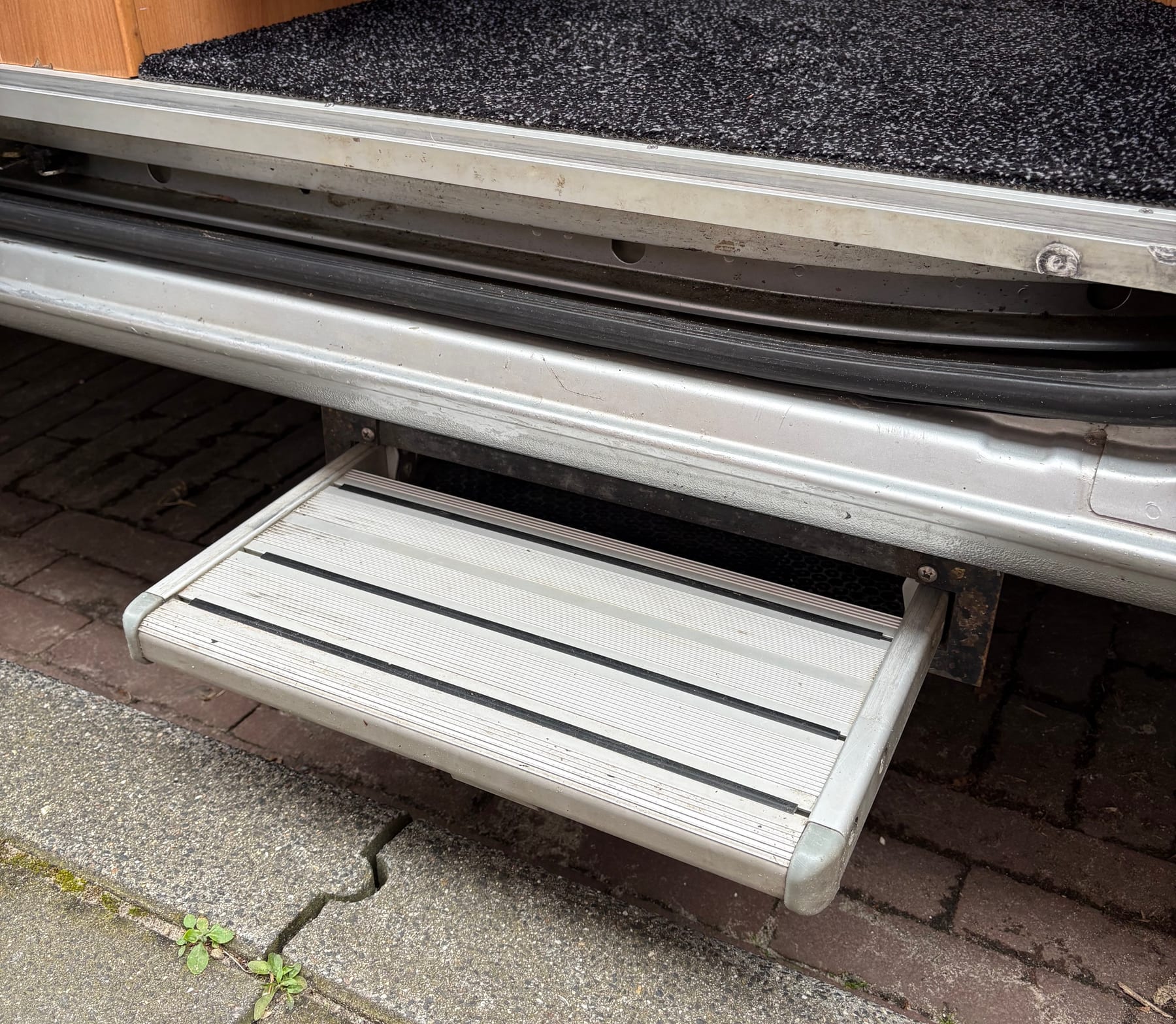 Opstapje bij de deur van de camper.