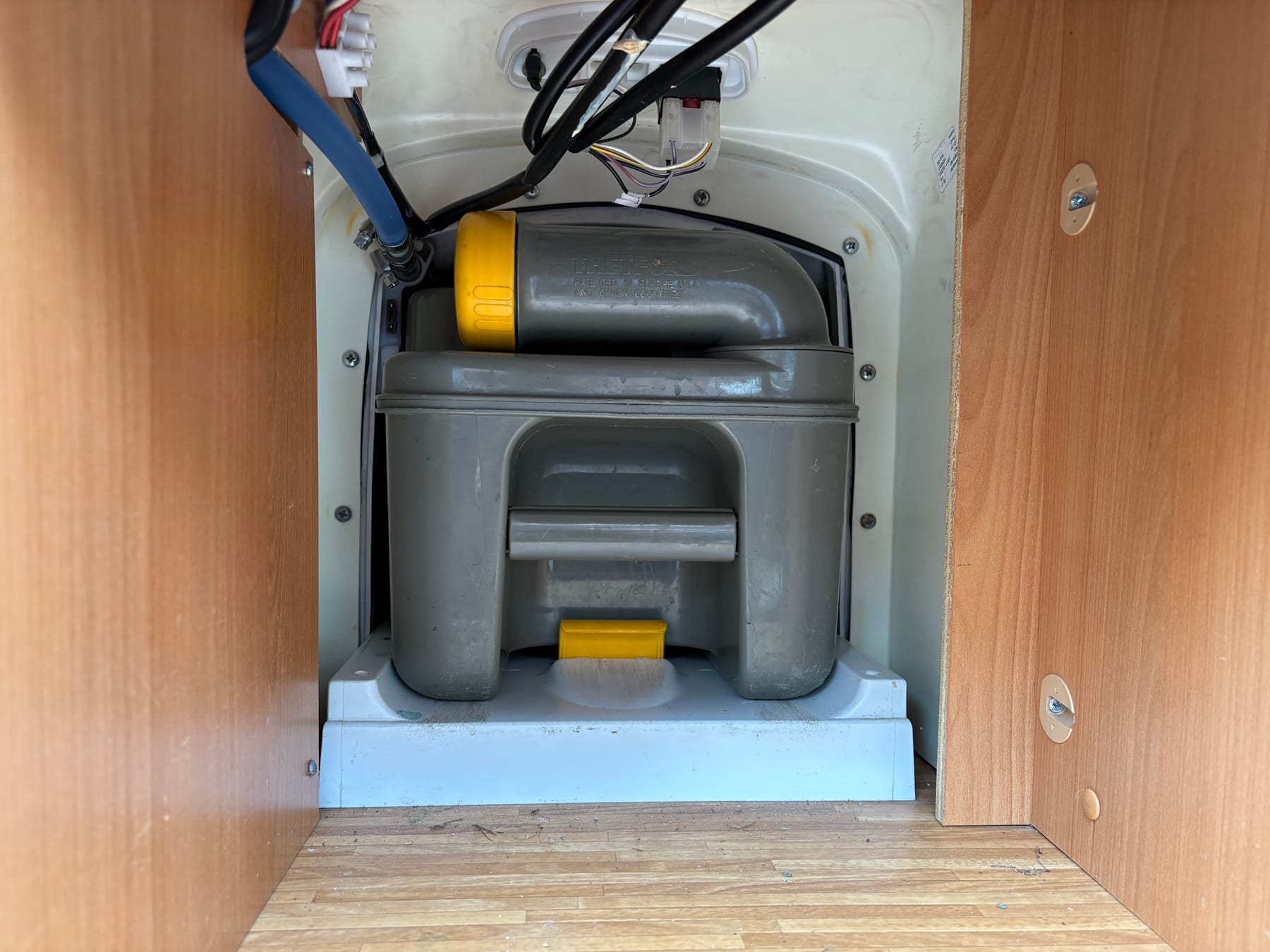 Toiletcassette vastgeklikt in het serviceluik.