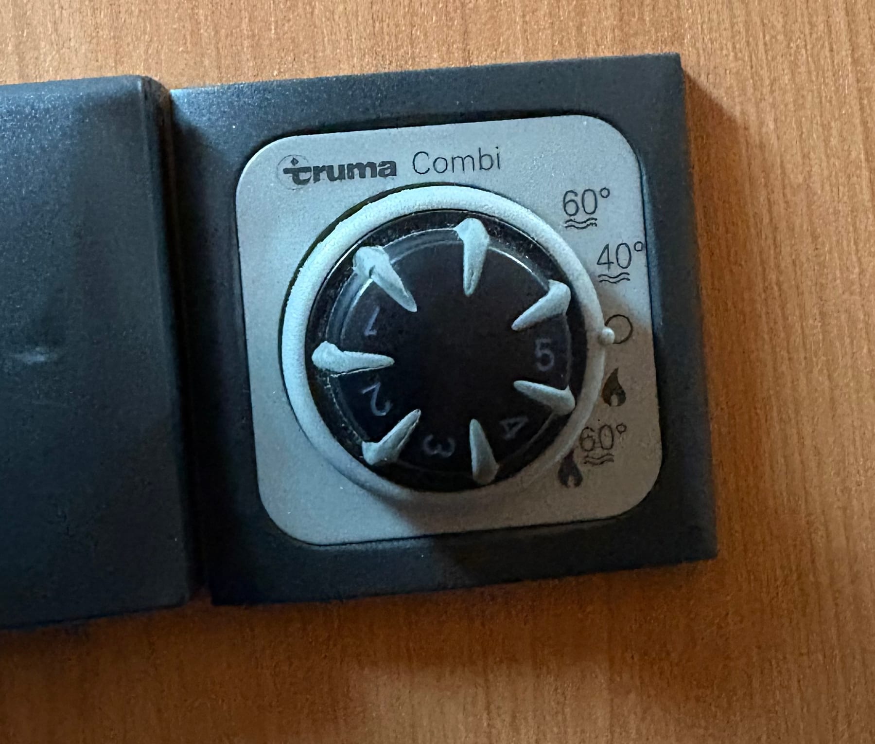 Truma Combi CP Classic draaiknop voor verwarming en warm water.