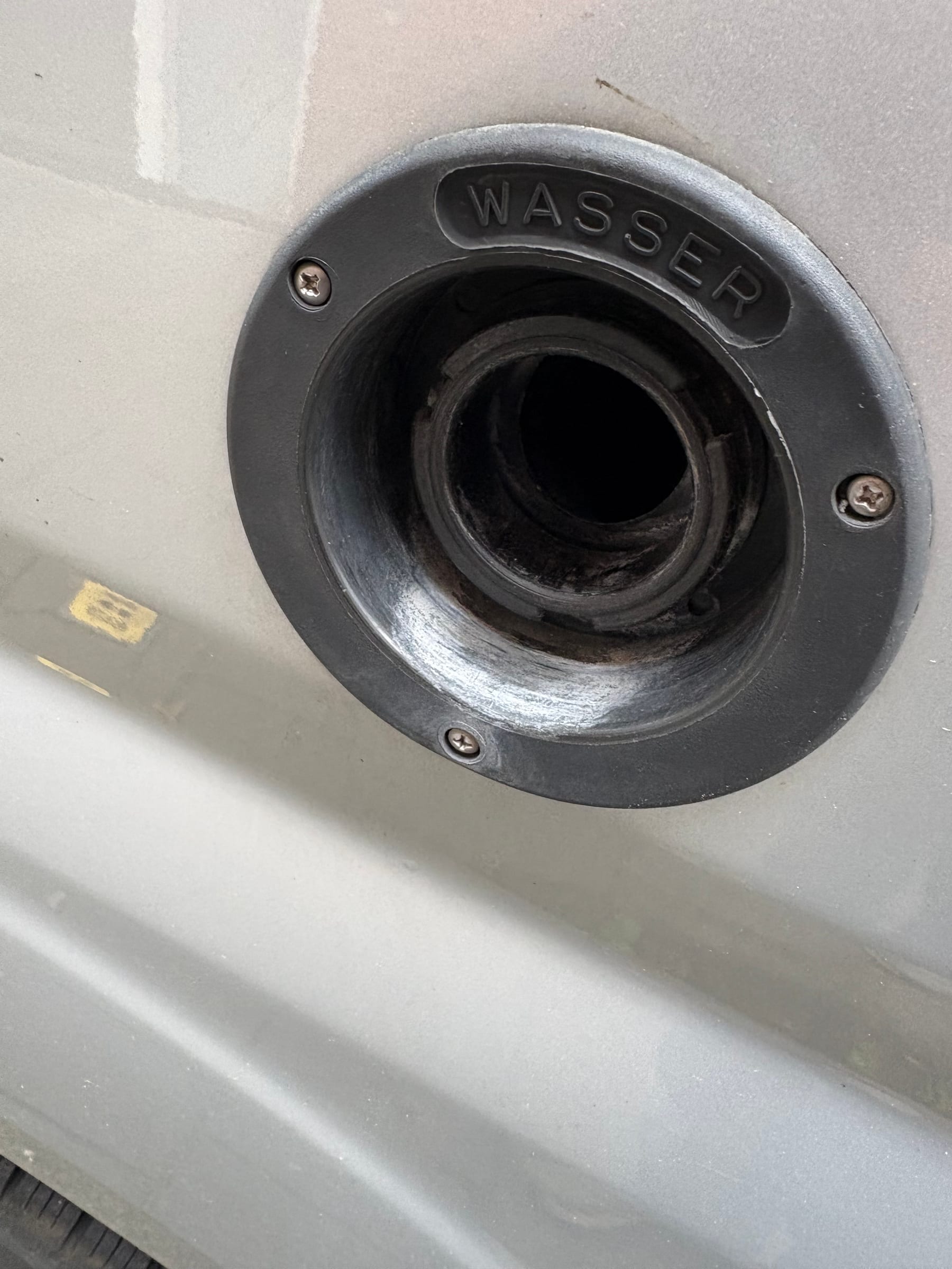 Geopende schoonwater-vulaansluiting.